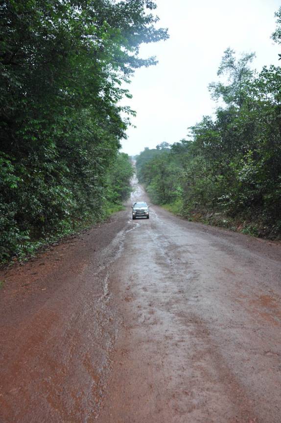 Além do asfalto, são 160 km de terra e barro na viagem entre Macapá e Oiapoque - AP